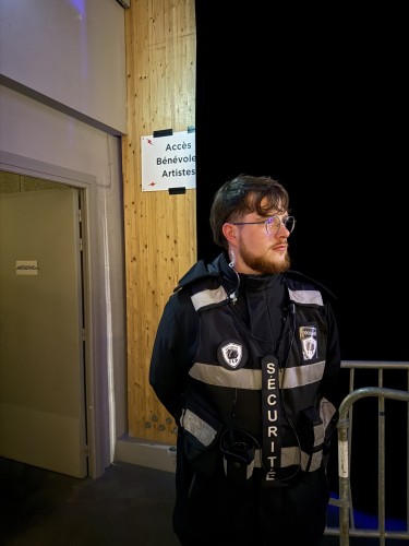 agent-devant-scene__