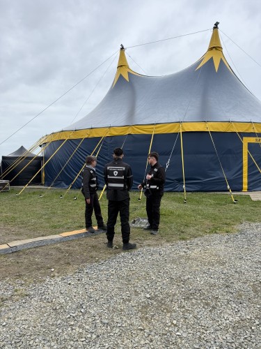 chapiteau-evenement-humour-agent-securite__